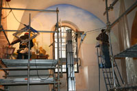 Preparazione dei fondi e del cielo per l'affresco 'S. Chiara che scaccia gli invasori di Assisi'; a sinistra Romano Stefanelli che esegue l'affresco 'La Tonsura', a destra Massimo Callossi che inizia l'affresco di S. Chiara